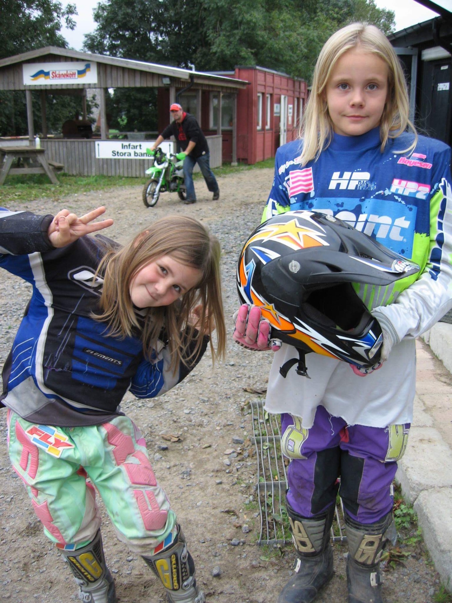 Min lillasyster och jag testar cross för första gången. Bästa dagen i mitt liv.